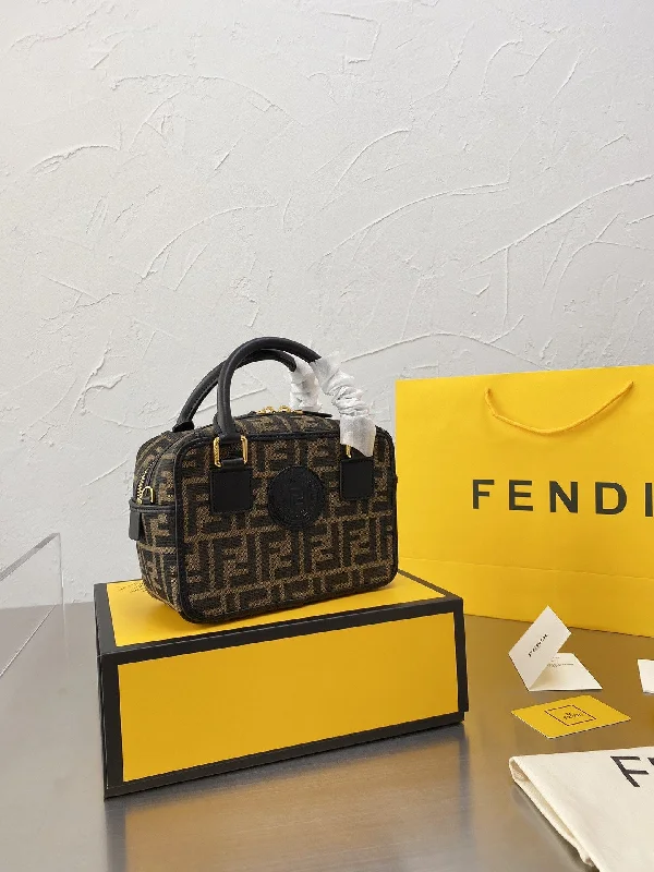 Fendi handbags with a metallic - finish FF logo for a bold and glamorous lookLuxury  Bags Fendi 110