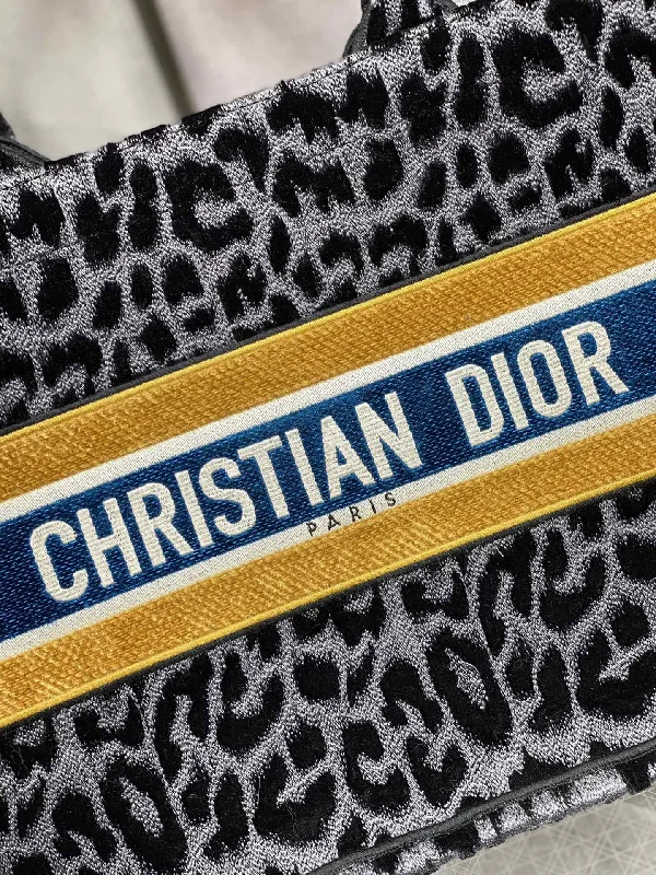 Trendsetting Christian Dior crossbody bags with a colorful strapWF - Dior Bag - 448