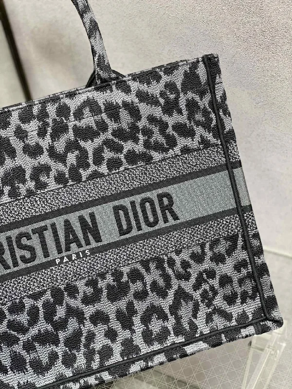 Christian Dior handbags with a detachable mirror for on - the - go touch - upsWF - Dior Bag - 451